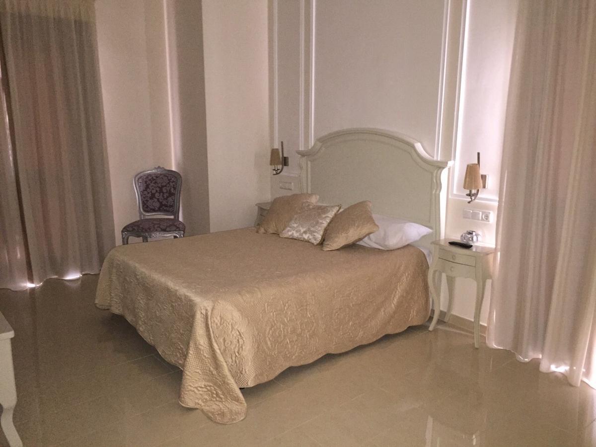 Hotel El Capricho Villanueva del Trabuco Bagian luar foto